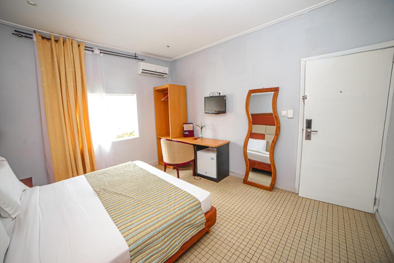 Fini Hotel Bobende Limbe Exterior foto