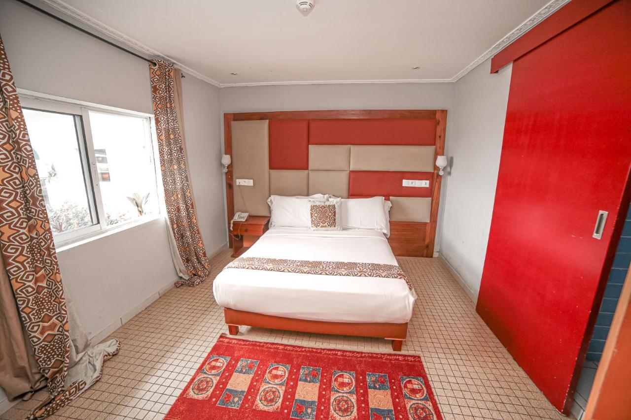 Fini Hotel Bobende Limbe Exterior foto