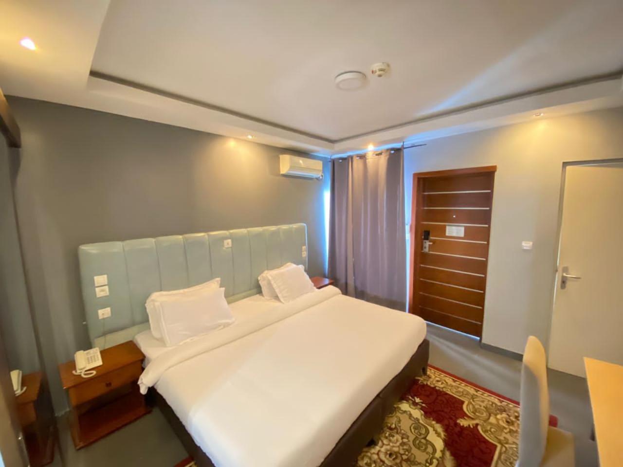 Fini Hotel Bobende Limbe Exterior foto